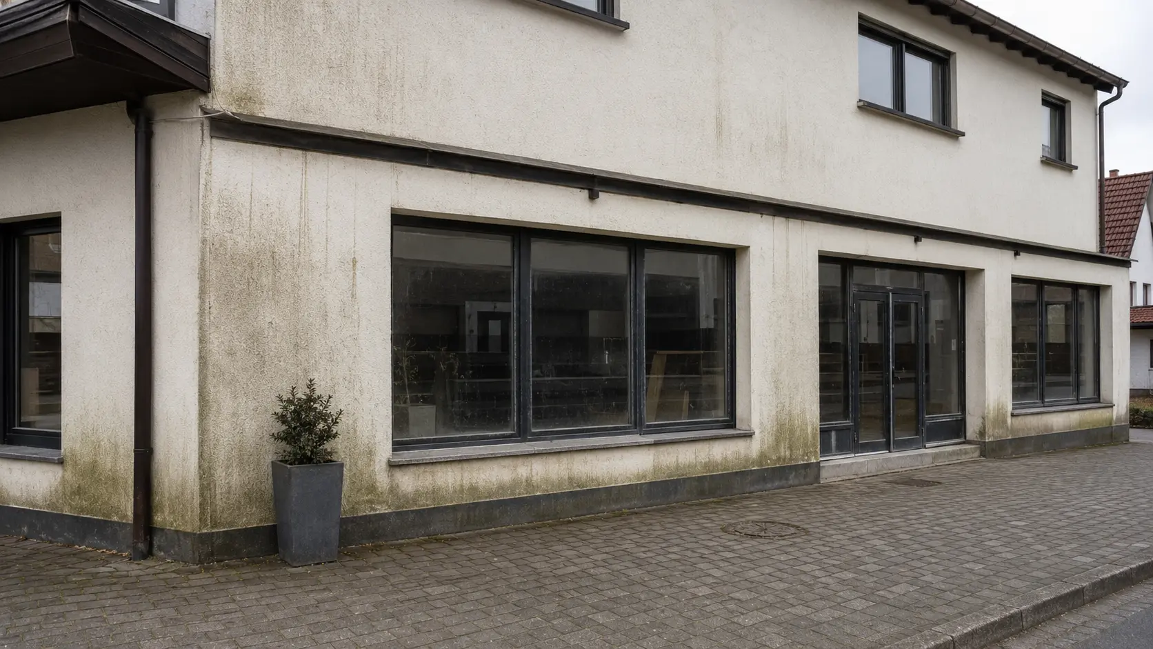 Fassade & Glas vor der Reinigung – beispielhafte Darstellung